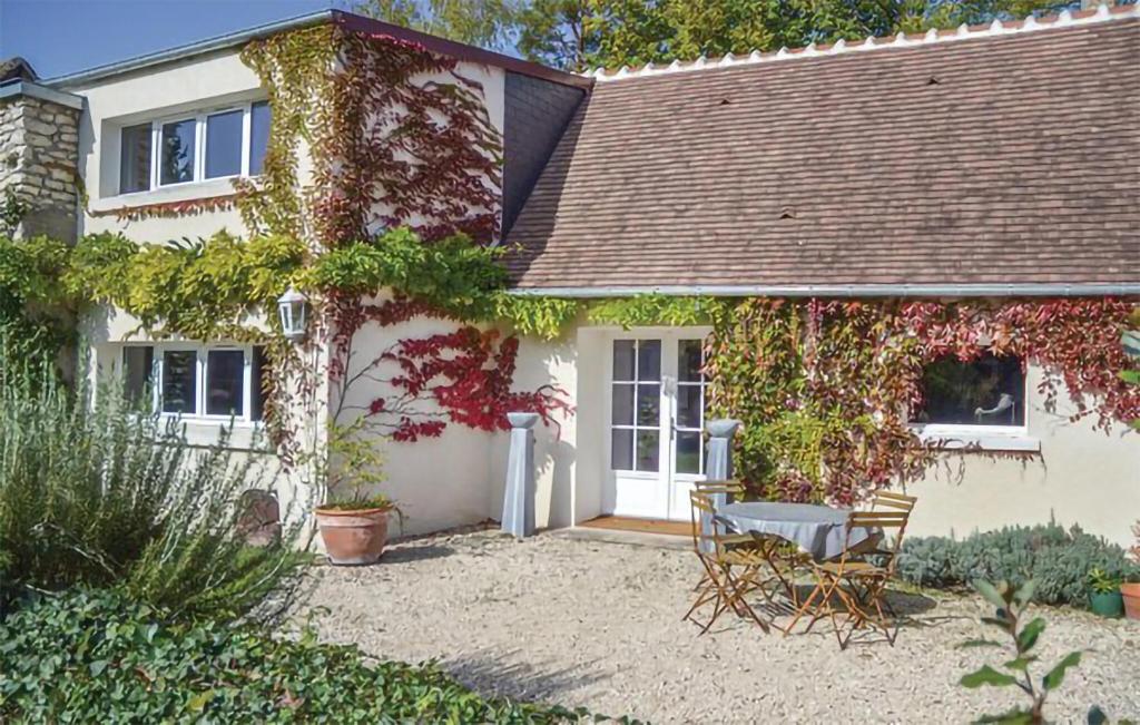 une maison avec une table et des chaises devant dans l'établissement Nice Home In Billy With Wifi, à Billy