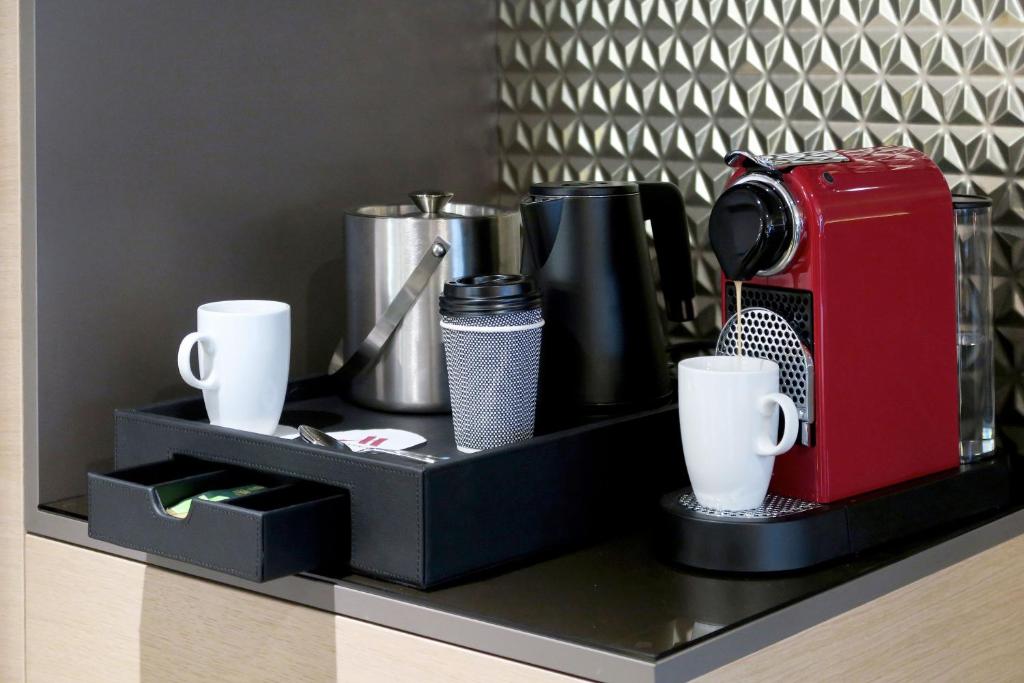 Comodidades para preparar café e chá em Frankfurt Airport Marriott Hotel