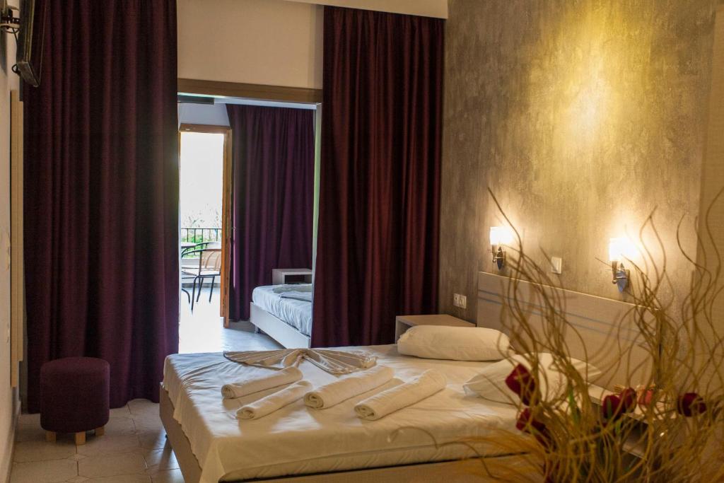 A bed or beds in a room at Dallas Valtos Studios