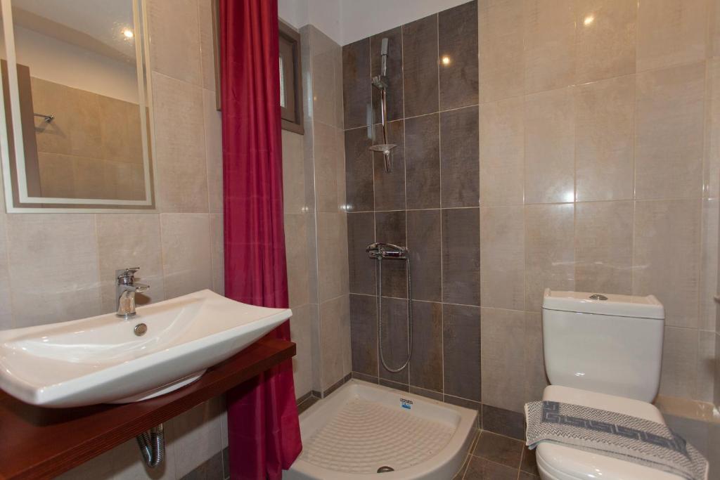 A bathroom at Dallas Valtos Studios