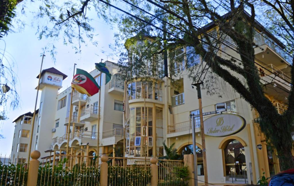 un gran edificio blanco con un reloj en él en Soder Hotel en Santa Cruz do Sul
