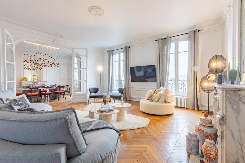 un salon avec un canapé et une table dans l'établissement Luxueux Appartement 5 BD, Arc de Triomphe, à Neuilly-sur-Seine