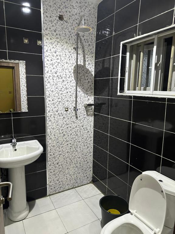 Ένα μπάνιο στο Miraph Apartment II
