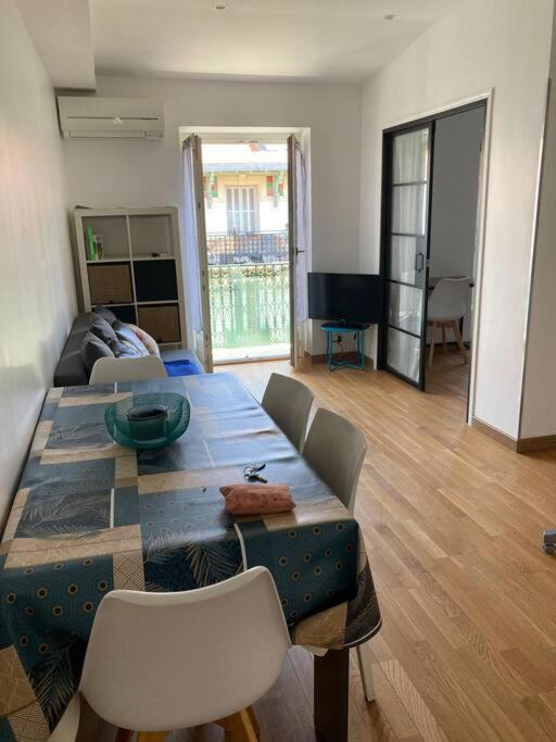 un salon avec une table, des chaises et un canapé dans l'établissement L Appart 21, à Nice