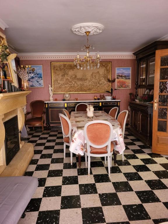 une salle à manger avec une table et des chaises dans l'établissement Appartement Villa, à La Garde