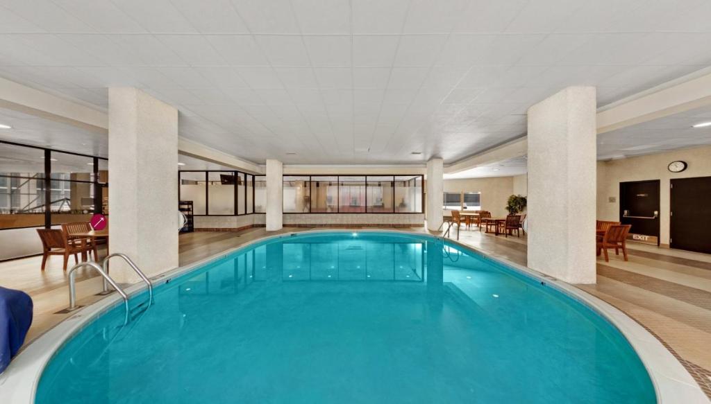 a pool in the middle of a hotel room at DoubleTree by Hilton St Paul Downtown in Saint Paul