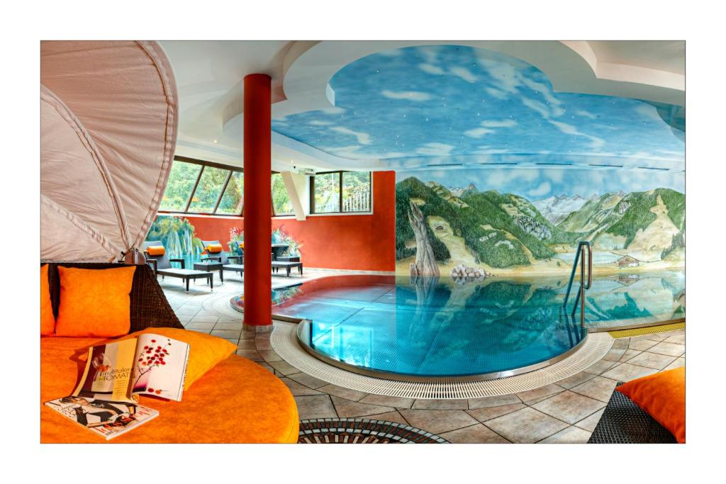 Bazén v ubytování Hotel Kristall - Adults Only nebo v jeho okolí