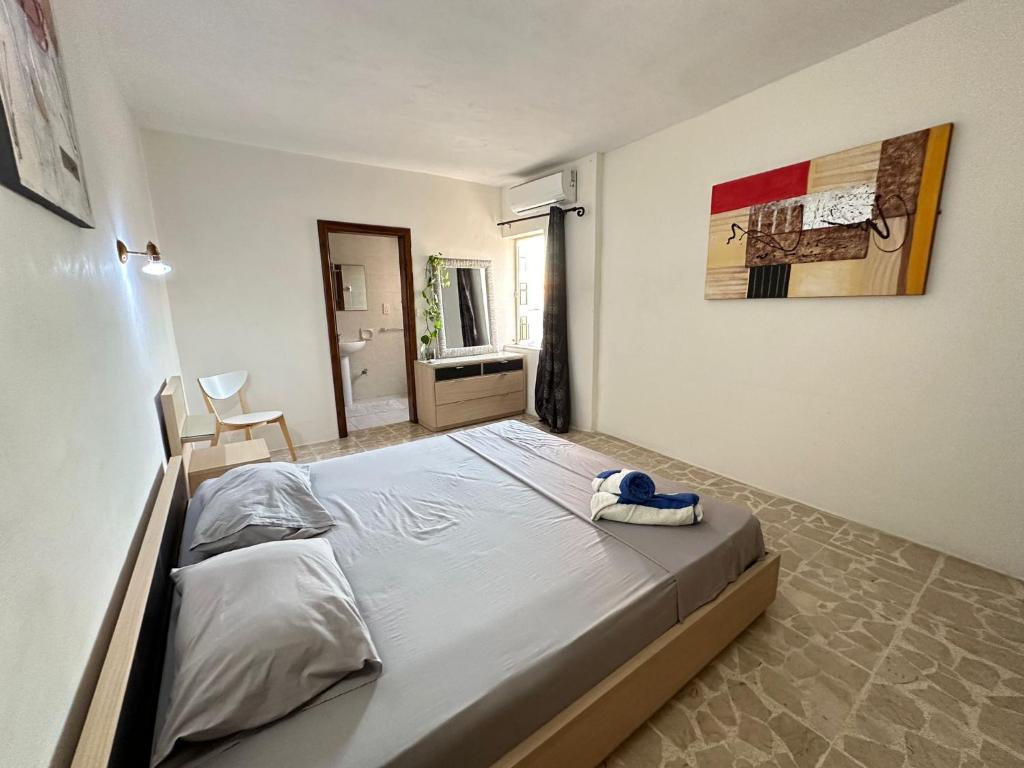 Postel nebo postele na pokoji v ubytování F61 Room with private bathroom near the Beach in a shared apartment