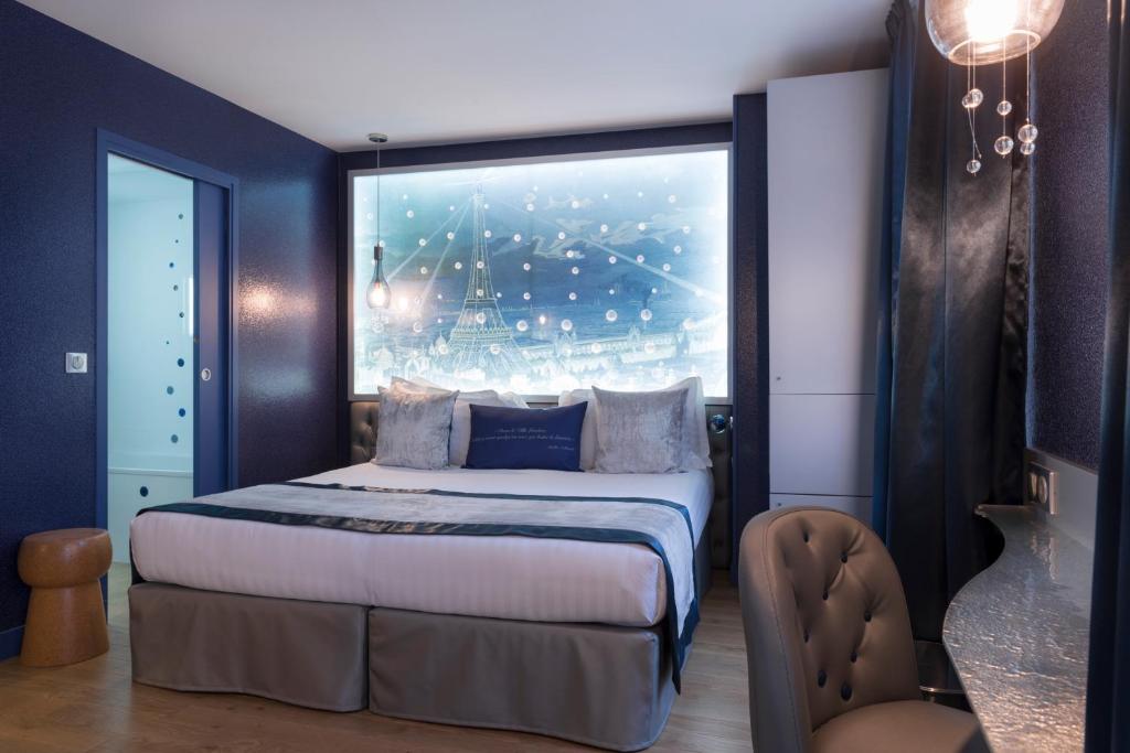 une chambre avec un lit et une grande fenêtre dans l'établissement Hotel Les Bulles De Paris, à Paris