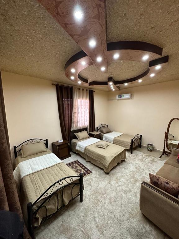 Postel nebo postele na pokoji v ubytování Bedouin family home