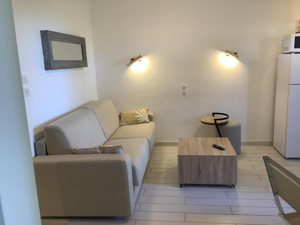 un salon avec un canapé et une table basse dans l'établissement Domaine de Valescure, à Saint-Raphaël