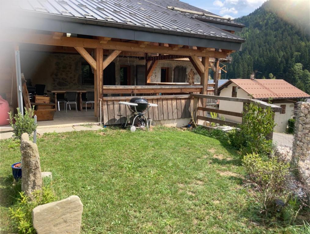 une maison avec un kiosque dans une cour dans l'établissement Chalet nant lovi, à Saint-Jean-de-Sixt