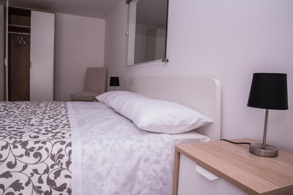 sypialnia z łóżkiem i stołem z lampką w obiekcie B&B Il Tramontano w mieście Matera