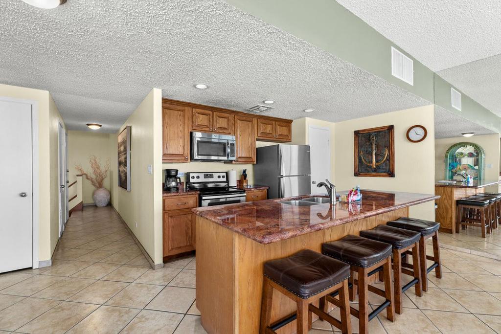 Kuchyň nebo kuchyňský kout v ubytování Sunchase IV by South Padre Resort Rentals