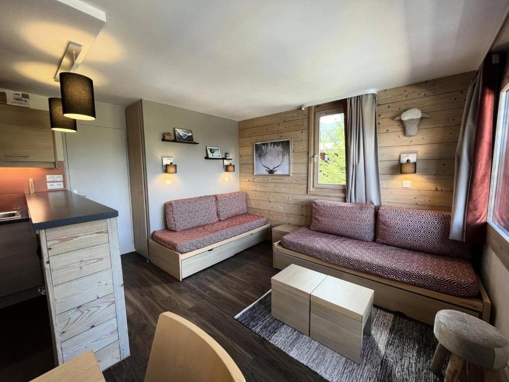 - un salon avec deux bancs et une fenêtre dans l'établissement Résidence Sainbois - Résidence SAINBOIS N°223 MAE-1541, à La Plagne Tarentaise