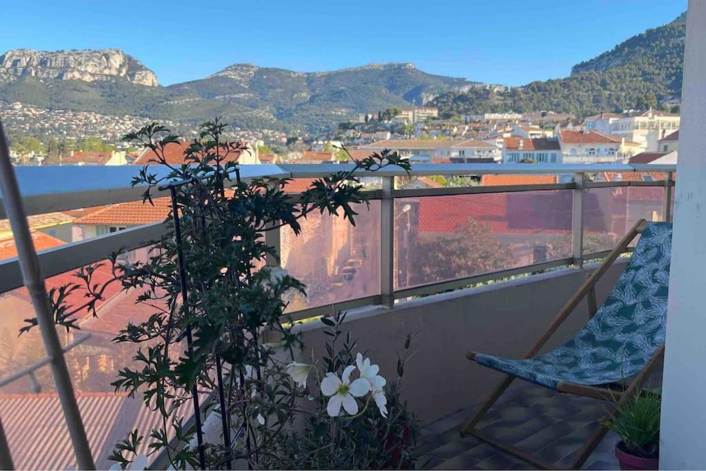 une chaise sur un balcon avec vue sur les montagnes dans l'établissement Appartement calme avec vue panoramique, à Toulon