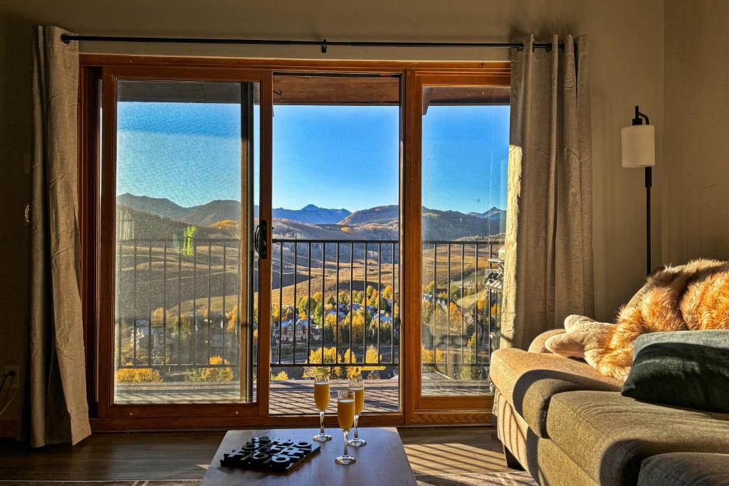 Una sala de estar con un sofá y una ventana grande. en Snow Star Lodge, en Crested Butte