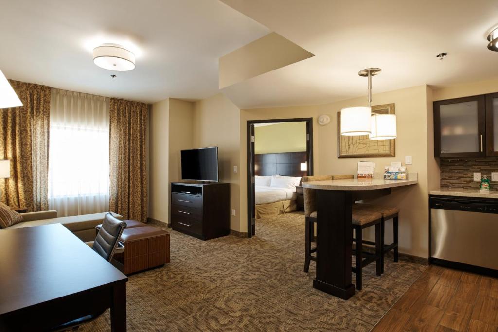 TV a/nebo společenská místnost v ubytování Staybridge Suites Chihuahua by IHG