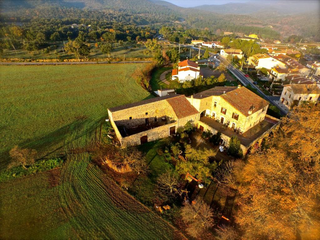 een luchtzicht van een huis naast een veld bij Turismo Rural Can Massot in Darnius
