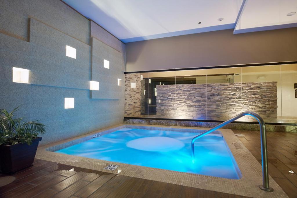 Bazén v ubytování Staybridge Suites Chihuahua by IHG nebo v jeho okolí
