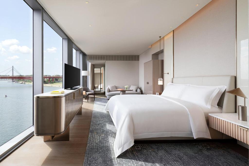 
St. Regis Grand Deluxe King Room
