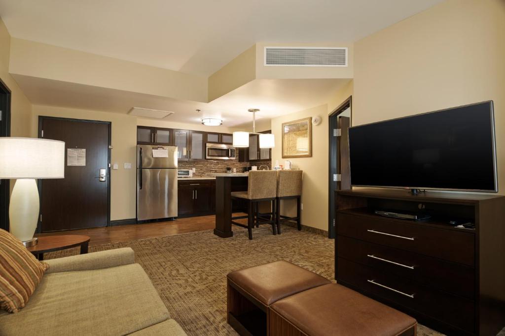 TV a/nebo společenská místnost v ubytování Staybridge Suites Chihuahua by IHG