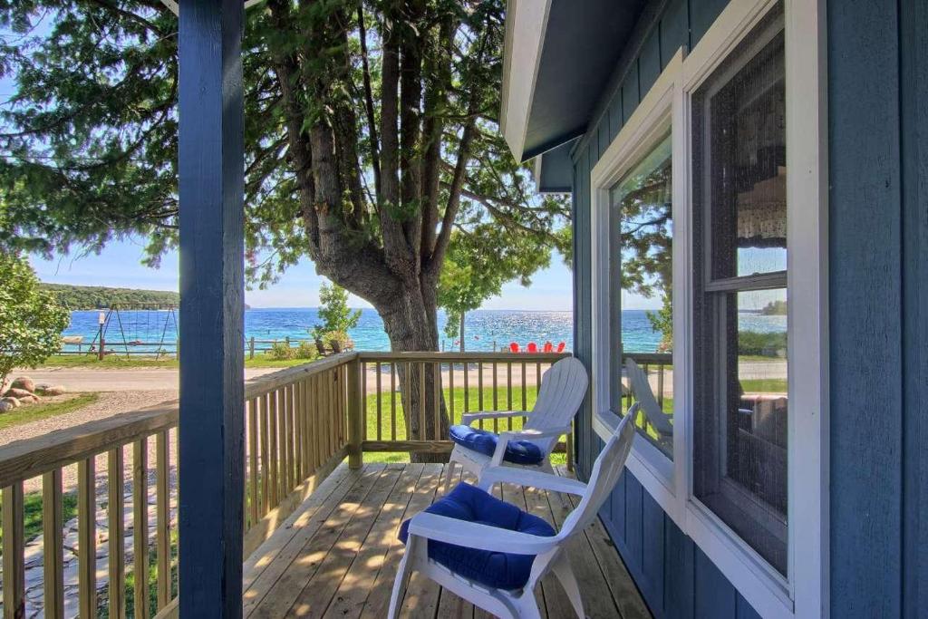 un portico con due sedie e vista sull'oceano di Lavender Lane a Suttons Bay