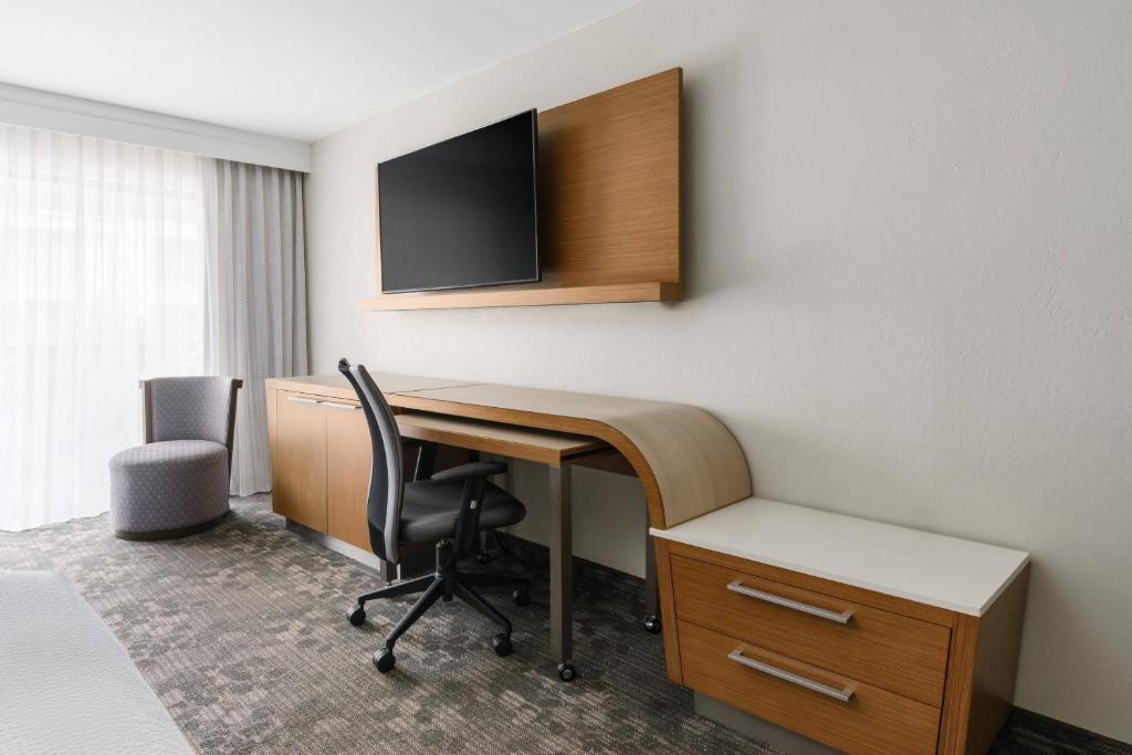 Courtyard by Marriott Orlando Lake Buena Vista at Vista Centre - King Room With Balcony