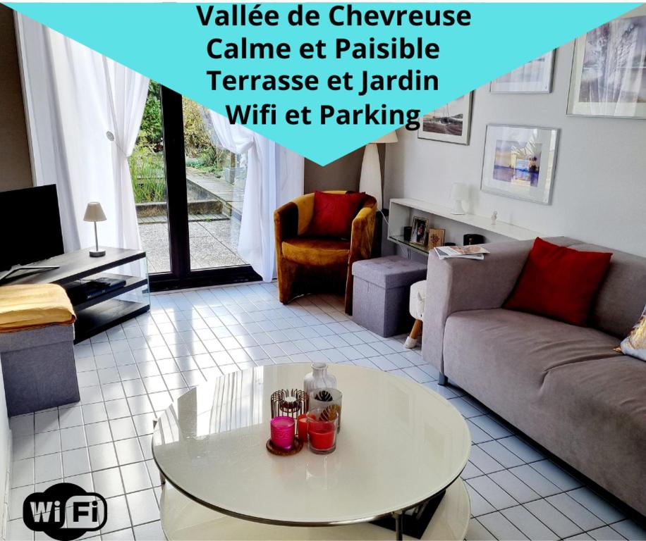 un salon avec un canapé et une table dans l'établissement Belle Maison d'Art Verdoyante & jardin, à Saint-Rémy-lès-Chevreuse