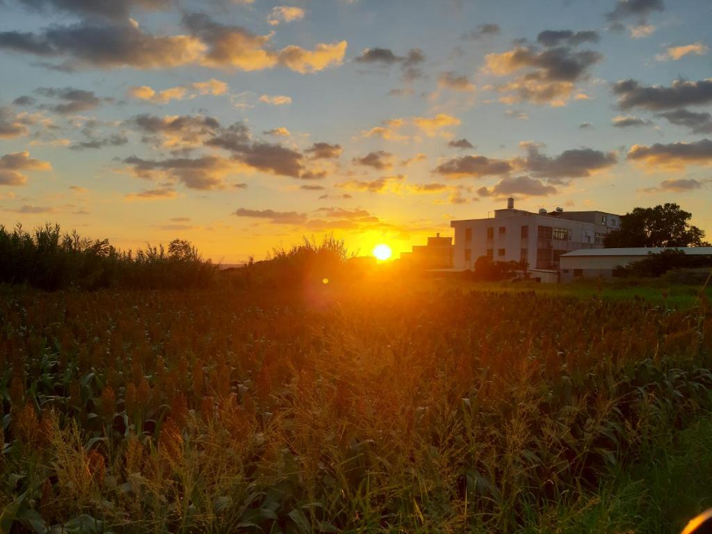 Východ nebo západ slunce při pohledu z bed and breakfast nebo okolí