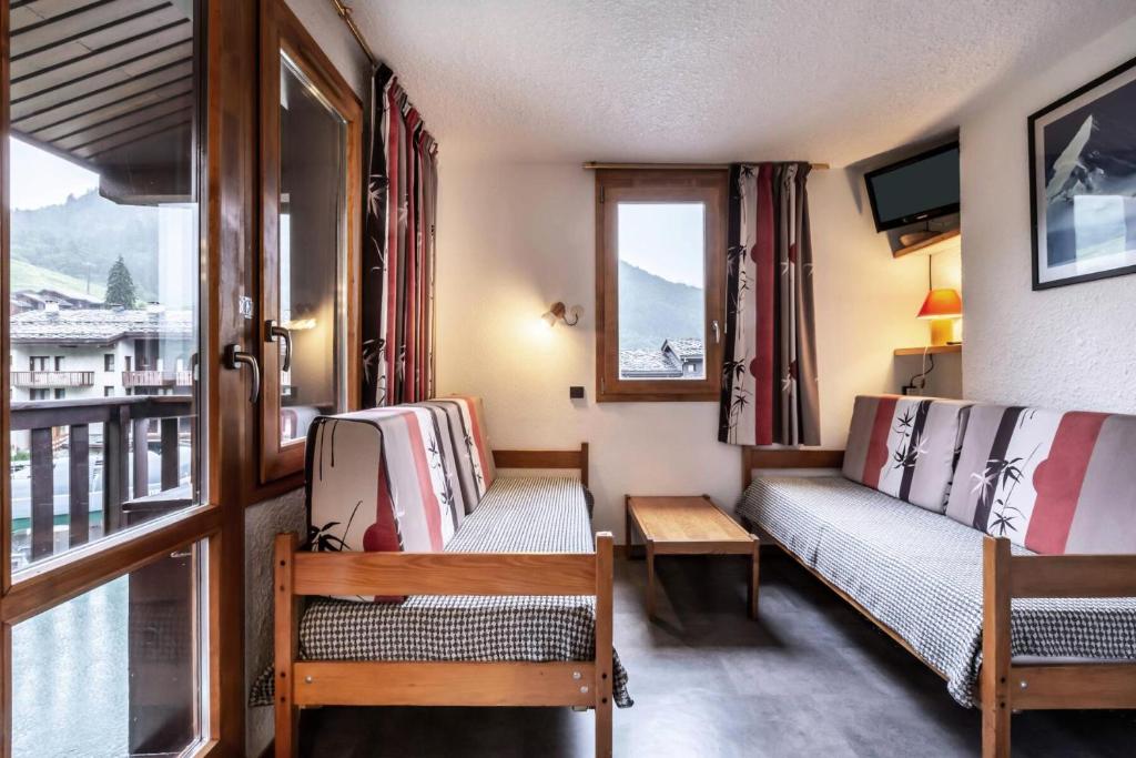 une petite chambre avec deux bancs et une fenêtre dans l'établissement Résidence Pierrafort G - PIERRAFORT 35 MAE-3001, à Valmorel