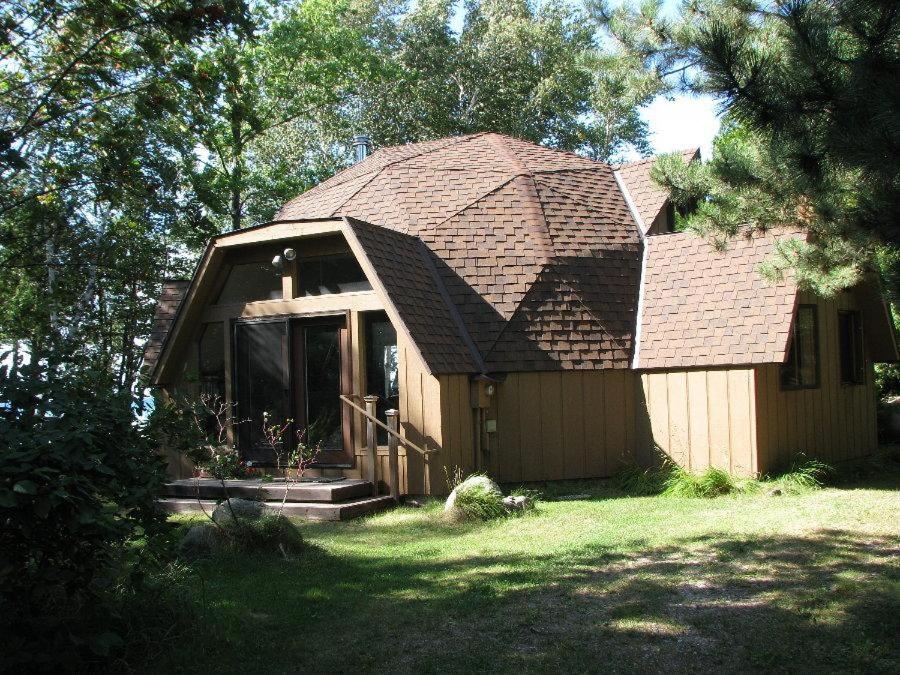 una piccola casa con il tetto di scandole di Northern Lights-Lake Michigan a Northport