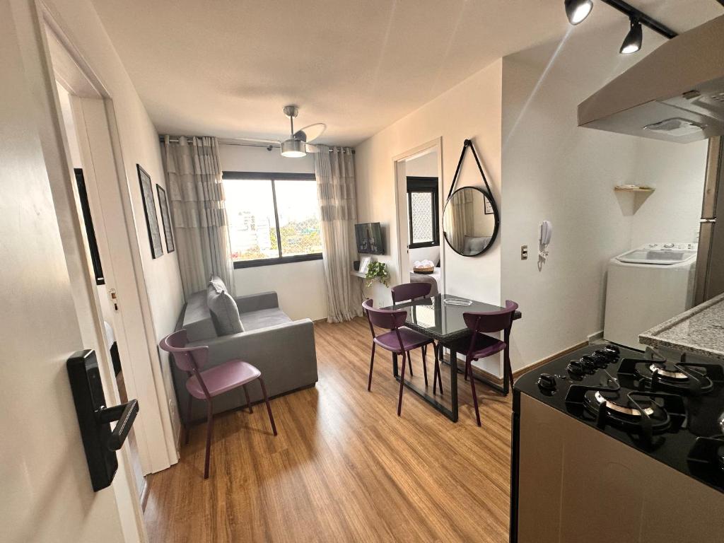 a kitchen and living room with a table and chairs at Apto próximo terminal Barra Funda, Allianz e Fórum in Sao Paulo