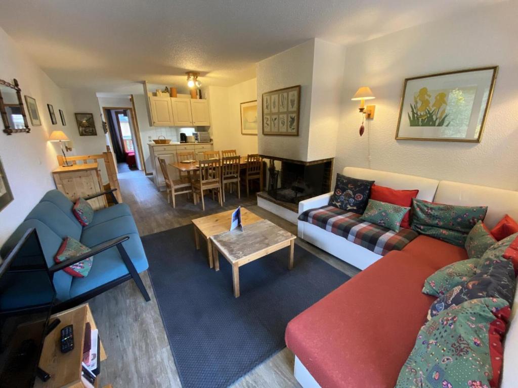 un salon avec un canapé et une table dans l'établissement Chalet De Meribel - 5 Pièces pour 8 Personnes MAE-7131, à Les Allues