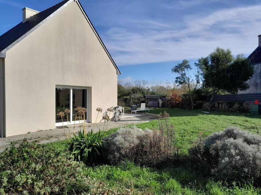 a white house with a patio and a yard at Grande villa, Entre Audierne et Pointe du Raz in Primelin