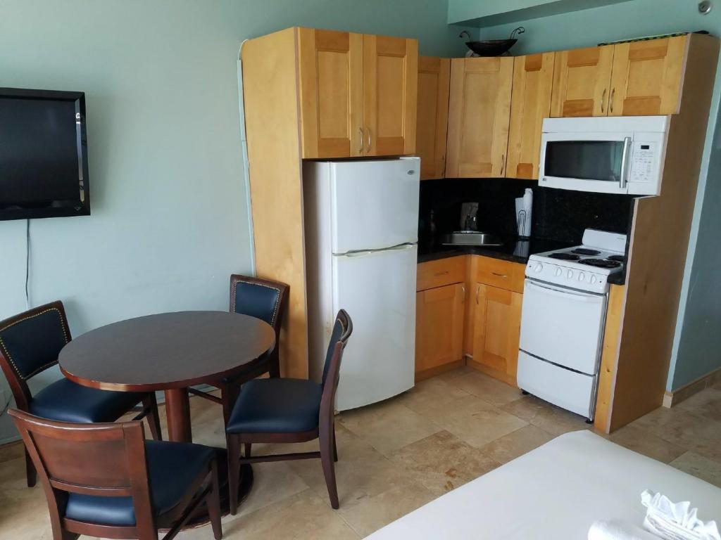 Ocean Front Casablanca Studios with FULL KITCHENS & Beach access By BL Rentals - Studio With Ocean View