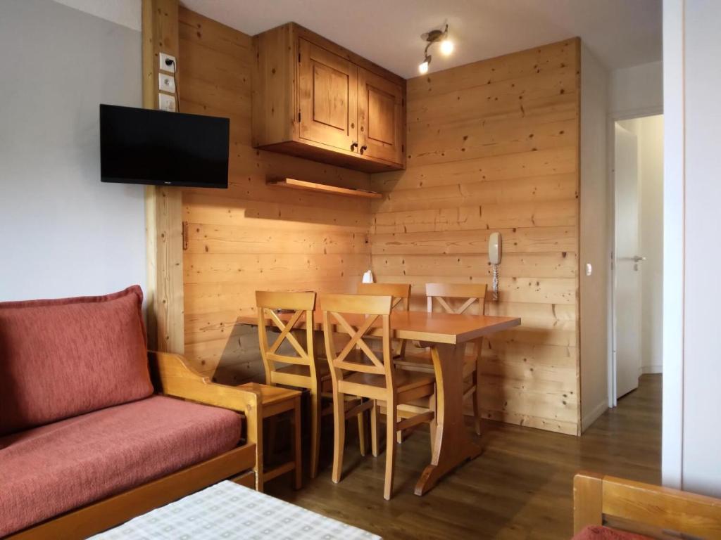 un salon avec une table et un canapé dans l'établissement Résidence Andromede - 2 Pièces pour 5 Personnes 591, à Aime La Plagne