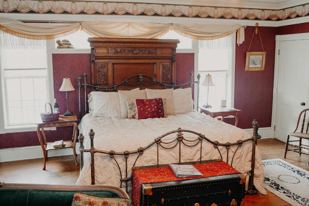 Aurora Staples Inn - Deluxe King Suite