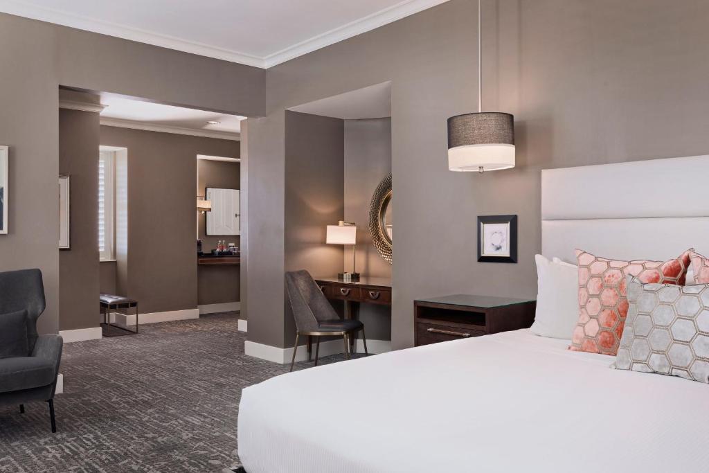 Ambassador Hotel Oklahoma City, Autograph Collection - Eck Zimmer Mit Kingsize-Bett