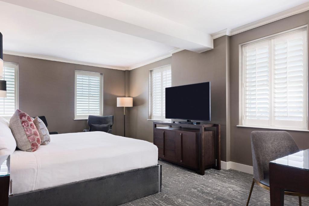 Ambassador Hotel Oklahoma City, Autograph Collection - Larger Guest Room, 1 King, City View, Corner Room
