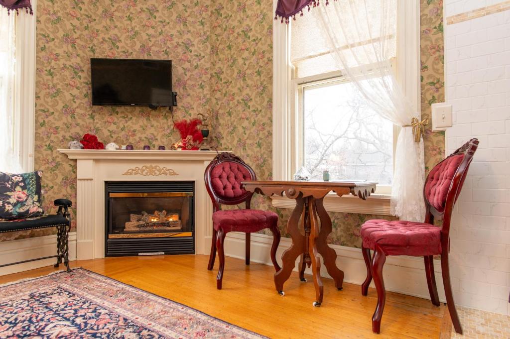 Aurora Staples Inn - Queen Suite