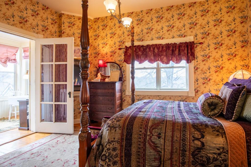 Aurora Staples Inn - Queen Suite