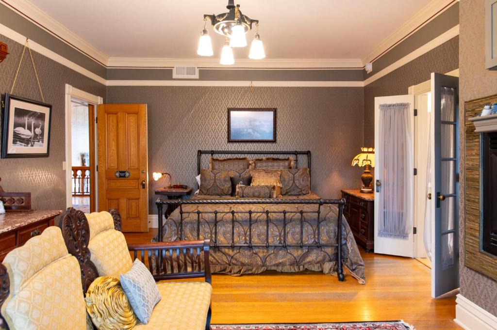 Aurora Staples Inn - King Suite