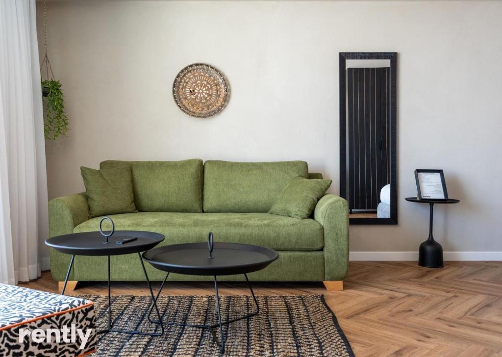 Ein Sitzbereich in der Unterkunft Luxury Apartments And Studios At Sea Side By Rently