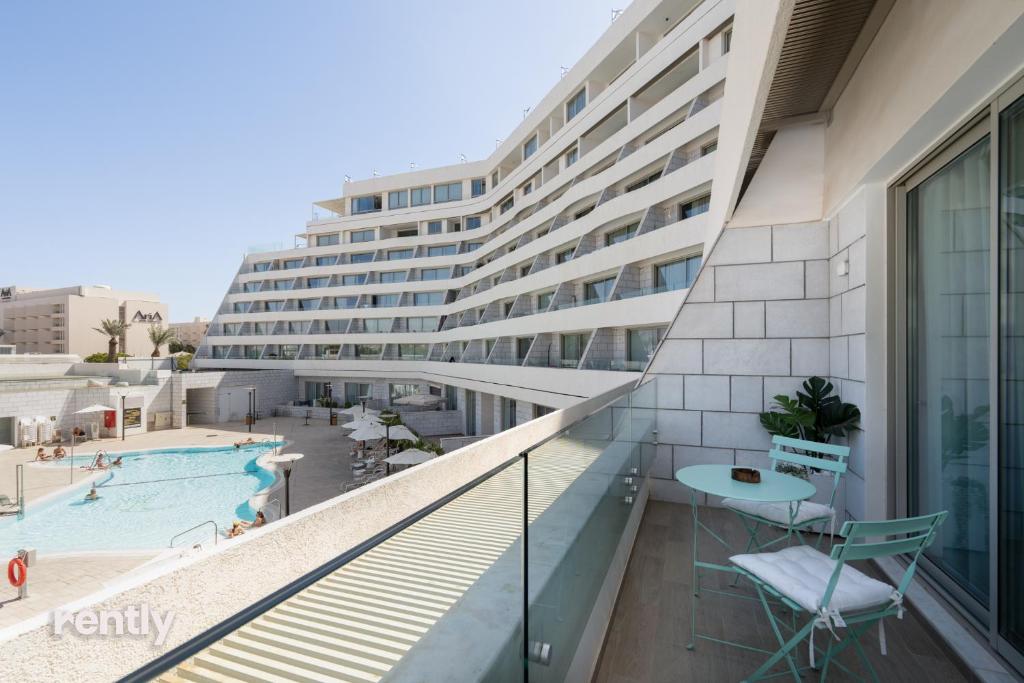 Bazén v ubytování Luxury Apartments And Studios At Sea Side By Rently nebo v jeho okolí