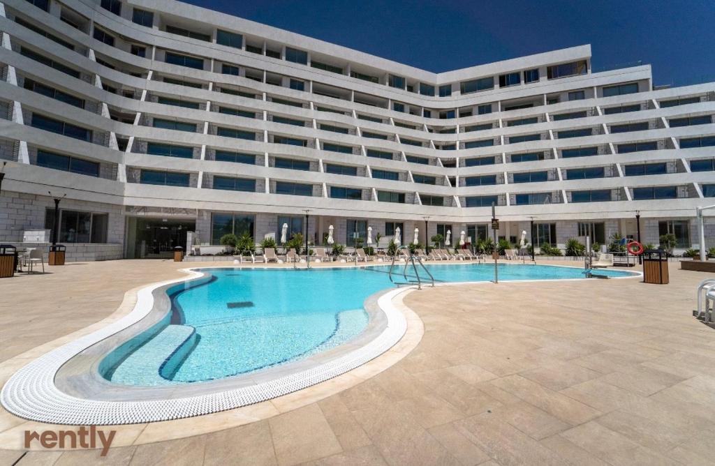 Bazén v ubytování Luxury Apartments And Studios At Sea Side By Rently nebo v jeho okolí