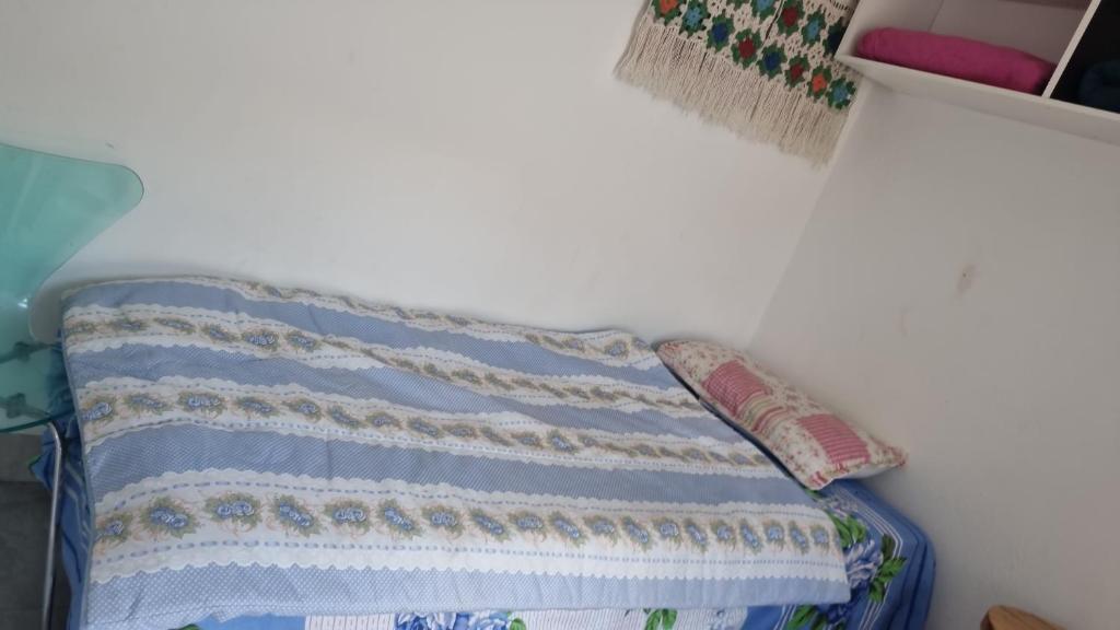 Er ligt een deken bovenop een koffer. bij Quarto verde Asa Sul in Brasilia