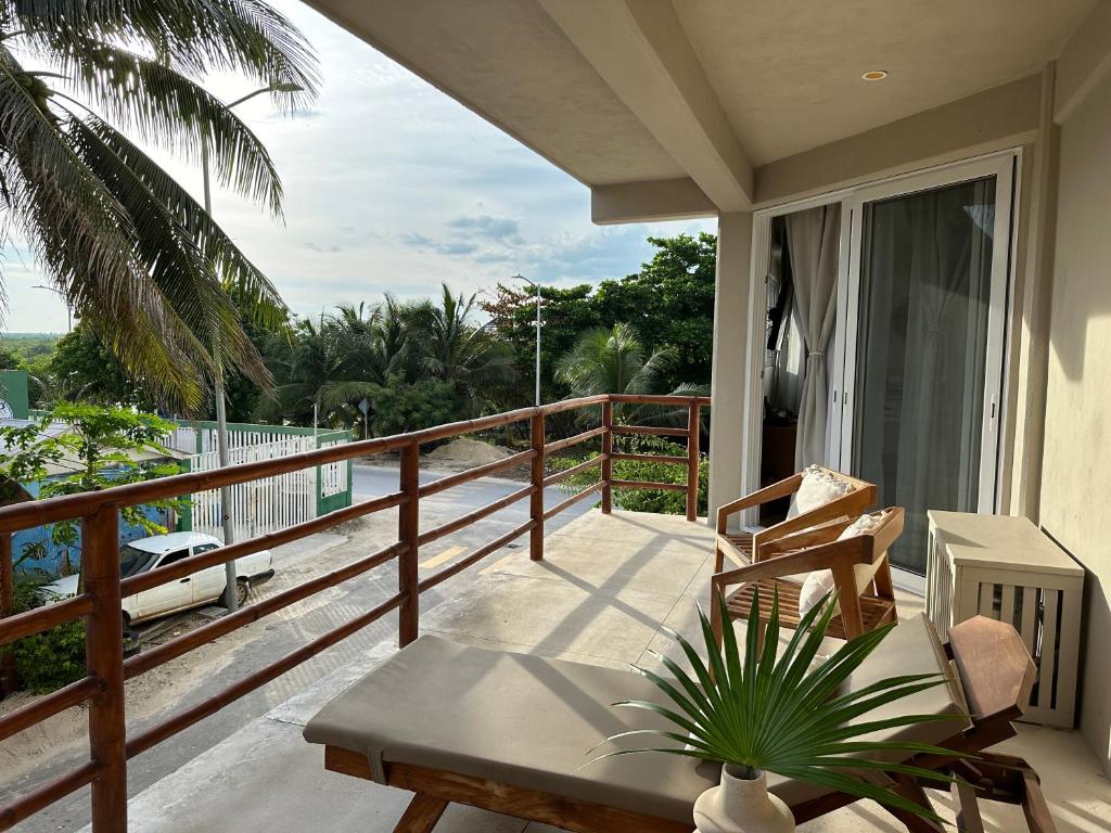 Balkón nebo terasa v ubytování Noah Beach Hotel & Suites