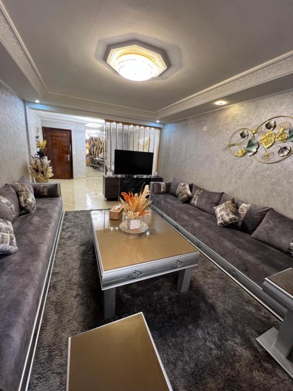 a living room with a couch and a table at Appartement Moderne à El Qods in Oujda