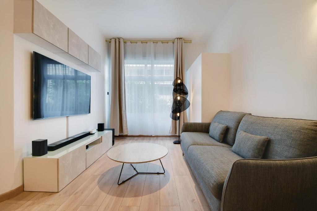 un salon avec un canapé et une table dans l'établissement cocon a paris 4P Daumesnil, à Paris